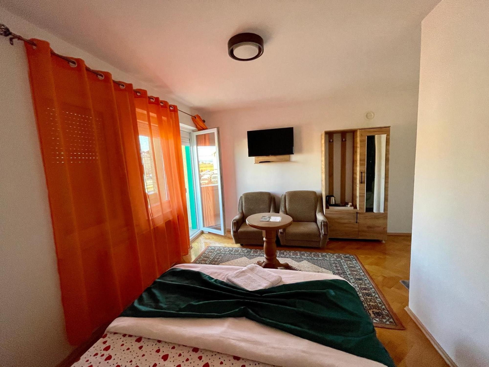 Madigan'S Hotel Kosovo Polje Dış mekan fotoğraf