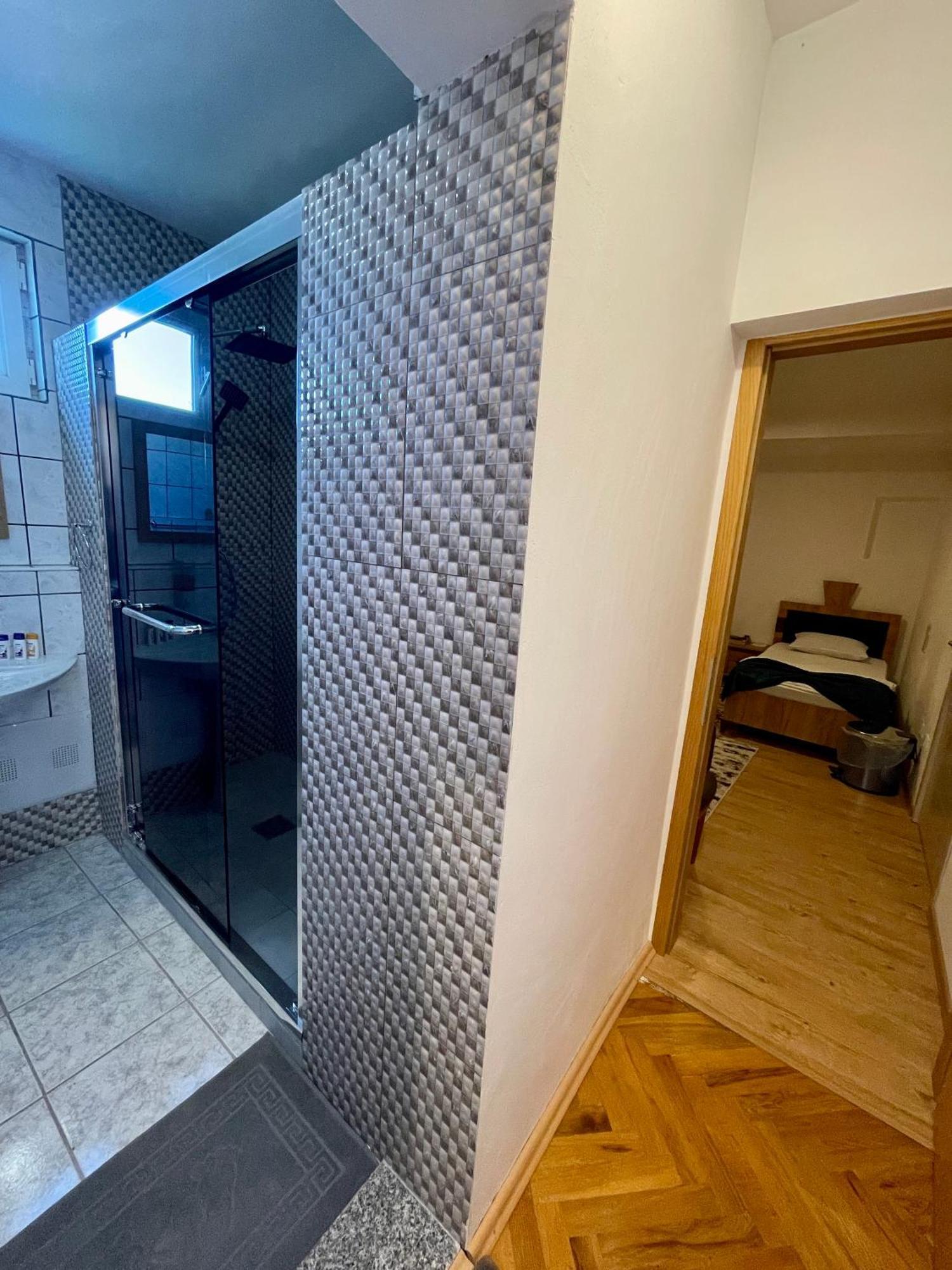 Madigan'S Hotel Kosovo Polje Dış mekan fotoğraf